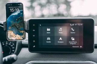 Používáte mobil v držáku za jízdy? Tak pozor, hrozí vám pokuta - Garáž.cz