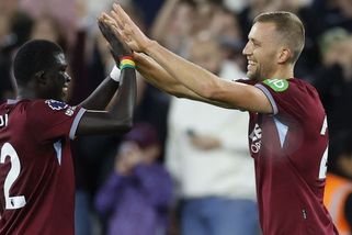Diouf namíchl některé fanoušky West Hamu. Chci do špičkového klubu, prohlásil - Sport.cz
