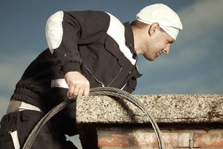 Pozor na pokutu za komín! Řádí falešní kominíci, vždycky nás požádejte o doklad, radí skutečný kominík