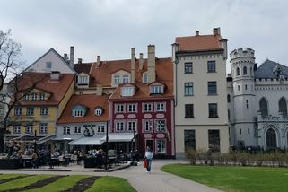 Tisíce lidí v Rize protestovaly proti možnému odstoupení od Istanbulské úmluvy - Seznam Zprávy