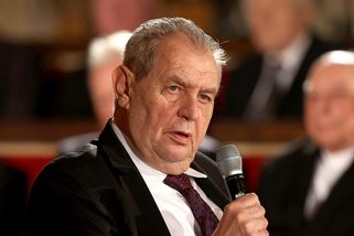 Strach o zdraví Miloše Zemana: Bývalý prezident leží po operaci střeva na speciální JIP - Médium.cz