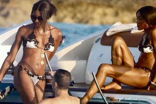 Neuvěřitelná Naomi Campbell: V 55 letech vypadá v bikinách na dvacet