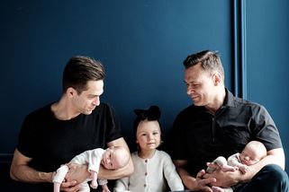 Dva tatínci Vladimír Žitný a Michal Dvořák společně vychovávají tři děti. Pojďte se podívat, jak tato rodina žije