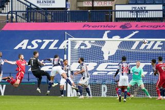 Bláznivá pointa. Gólman Alisson parádní hlavičkou po rohu spasil Liverpool