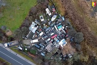 Dovnitř vjelo luxusní auto, do světa se vracelo na díly. Dvojice nechala mizet auta v nelegálním vrakovišti v Praze - Novinky