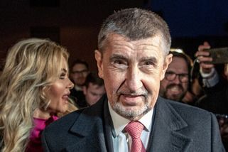 Babiš a jeho ponožková revoluce. Poskládal si nevídaně nohy pod stůl