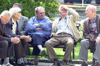 Důchodový věk vrátíme, slibují strany skládající vládu. Mladí budou muset vydělat přes 100 miliard ročně navíc - Novinky