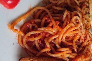 Studentské jídlo za socialismu: Lančmít, Italova noční můra i luštěniny v kostkách. Ale ty chutě! - Médium.cz