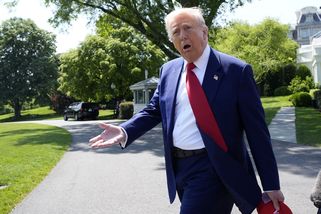 Velmoc řídí blázen. Trump bombarduje občany demons...