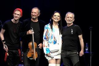 Jak to jen dělá? Proklatě krátká mini a vysoké kozačky. Lucie Bílá v sexy barevném modelu jen zářila - Super.cz