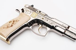 Pistoli, kterou Zelenskému věnoval Pavel, vyráběli ve zbrojovce tři měsíce - Seznam Zprávy