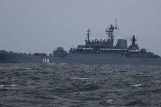 Ruská výsadková loď zakotvila u Lübecké zátoky. Němci i Dánové ji pečlivě sledují - Novinky