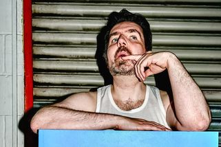 Muž s největším penisem zveřejnil bizarní fotku své 37 centimetrů dlouhé chlouby: Pozor, křehké, smál se. Má ho "až po kolena"