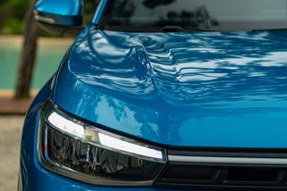 Volkswagen už to pochopil a otáčí kormidlem. Levné lidové auto se spalovacím motorem právě přijíždí. Líbí se?