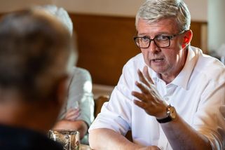 Ukrajinské vlajky mají zmizet. Podle Havlíčka nemají být na veřejných budovách - Seznam Zprávy