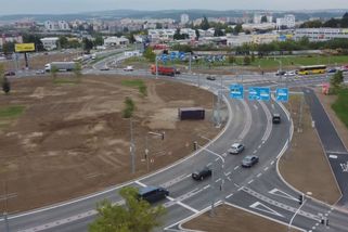 „Ať zavřou ty, co to postavili.“ Nový kruhový objezd v Plzni děsí řidiče a tvoří kolony