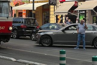 Exkluzivní fotografie z nehody Michala Davida: Při myšlenkách na Hanu Zagorovou hitmaker naboural do tramvaje - Super.cz