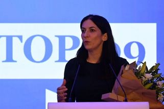 Pekarová se slzami v očích děkovala na sjezdu strany. Při projevu se opřela i do Babiše