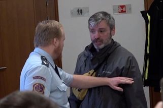 Muž před soudem napadl Dominika Feriho a vykřikoval rasistické urážky - Novinky