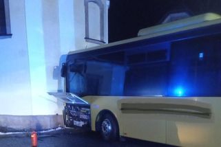 Autobus na Náchodsku narazil do kostela - Novinky