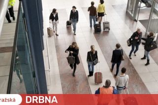 Letiště Praha už má dost pracovníků na překládání kufrů, ostatní zaměstnanci už pomáhat nemusí