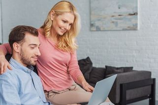 Co hledají starší ženy u mladších mužů? Hlubší tělesné i emocionální uspokojení - Novinky