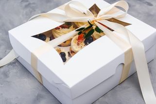 Upekla jsem sousedům bábovku. Když zjistili, odkud mám recept, nechali ji stát před dveřmi - Médium.cz