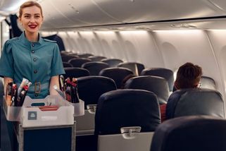 Letuška zapíjela v práci žal. Z paluby ji převezli rovnou do nemocnice - Novinky