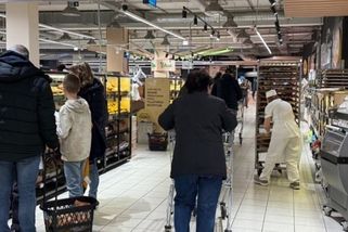 prahain.cz/zivot-ve-meste/horsi-nez-vanoce-zacalo-to-ve-tri-pokladni-lici-pondelni-odpoledne-25170.html