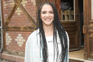 Eva Burešová podstoupila výraznou vlasovou proměnu! Podívejte se, jak krásné umělkyni tento experiment sedí - Super.cz