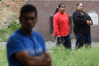 Na Slovensku řeší rasistický útok. Muž polil chemikálií místo, kde se setkávají Romky - Novinky