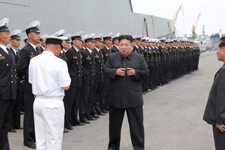 Kimova návštěva námořníků skončila fiaskem. Přejedení vojáci skončili s průjmem a bolestmi břicha - Novinky