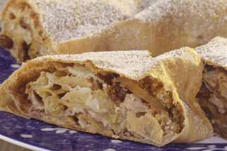 Podle tohoto receptu pečeme štrúdl už léta. Levné jogurtové těsto na závin je tenké, pružné a nikdy se netrhá