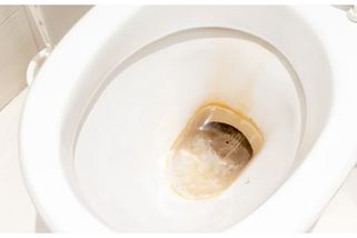 Babiččin trik na žluté skvrny: toaleta jako nová bez drhnutí a bez chemie