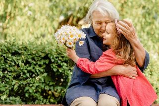 Eva (26): Babička odmítá pomoct s hlídáním vnoučat. Když jí nabídnu peníze, má čas hned zítra - Médium.cz