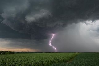 Na východní část Česka se řítí silné bouřky a lijáky - Novinky