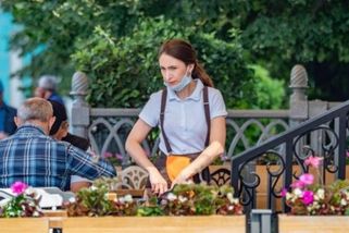 Zahrádky restaurací od pondělí přivítají hosty. Mluvčí policie uvedla, jaké kontroly a tresty čekají provinilce