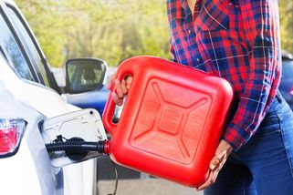 Ceny benzinu a nafty dál klesají. Nejlevněji natankujeme na jihu Čech - Garáž.cz