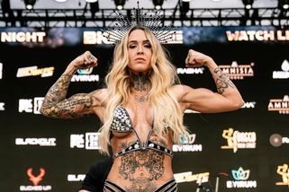 Bojovnice zaujala. Odvázala si podprsenku a ukázala tetování