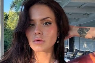 „Nahá“ fanouškovská výzbroj neprošla: Influencerku ze stadionu vyhodili kvůli tělovému dresu - Super.cz