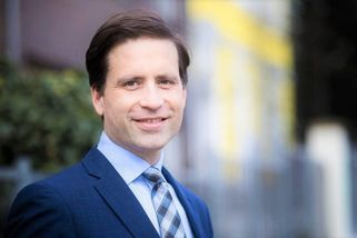 Inflace finančně ničí Čechy, hrozí propouštění zaměstnanců, Vánoce budou drahé a chudé. Ekonom Lukáš Kovanda poradil, kdy je nejchytřejší začít s nákupy dárků