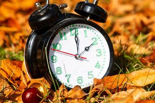 Již tento víkend se vrátí zimní čas. Většině lidí dělá problém zvyknout si na nový režim - Proženy.cz