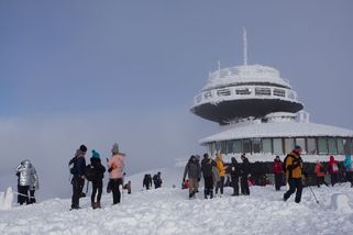 Dívka jela po pádu na Sněžce půl kilometru po zadku - Novinky