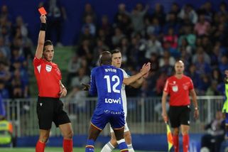 Ani se nepřiblížil míči! Soupeř Realu dostal bizarní červenou kartu po půlminutě na hřišti - Sport.cz