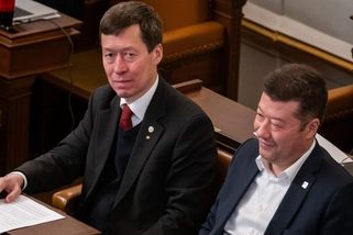 Týdeník iROZHLASu: opsaná diplomka, postupný pád Pokrovsku i seriál o mladých z dětských domovů