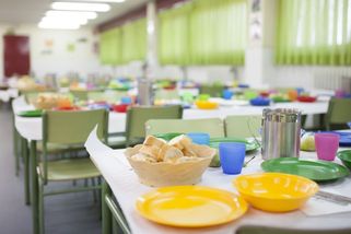 Sociálně slabé rodiny mohou požádat o proplacení školních obědů i kroužků - Novinky