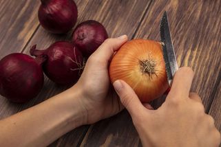 Cibulový čaj: Přírodní antibiotikum, které kromě chřipky a nachlazení pomáhá i u vážnějších nemocí - Médium.cz