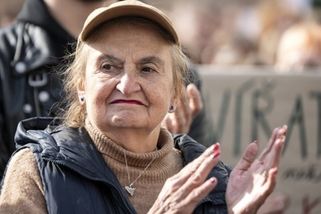 prahain.cz/politika/pod-hranici-s-petrem-macinkou-prilozila-herecka-holubova-25089.html