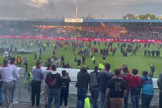 Skandální konec finále poháru. Fanoušci se rvali na hřišti, do studia ČT přilétla židle - Sport.cz