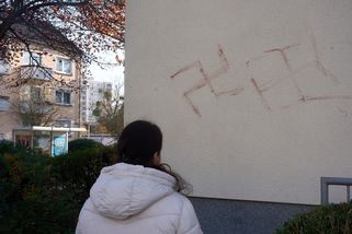 V Německu někdo namaloval lidskou krví na zdi a auta hákové kříže - Seznam Zprávy